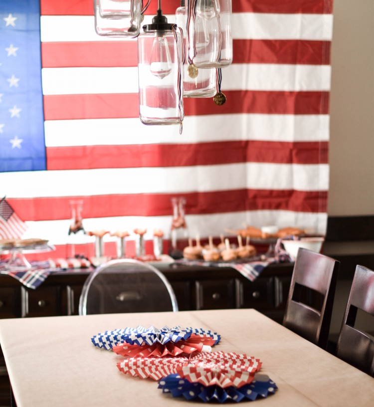 obsessed with these gorgeous red, white & blue decorations for the 4th of July - would also be so cute for a Captain America party, a Team USA Olympics watch party, or a military going away send off 